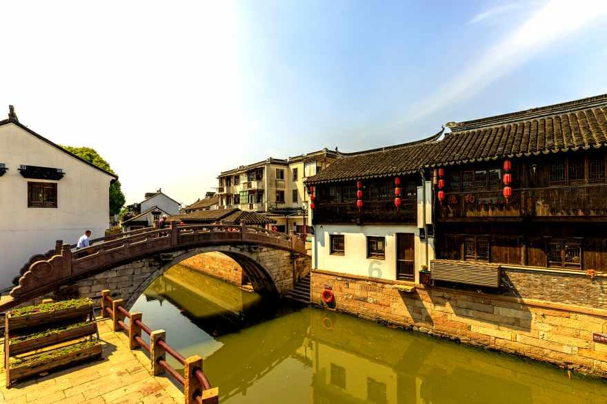 皇帝偷将宰相袍子烧一个洞,一年后发现洞还在,皇帝:快打开国库